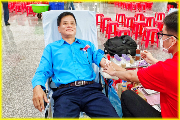 Đồng chí Trịnh Thanh Hùng – Chủ tịch CĐCS tham gia hiến máu